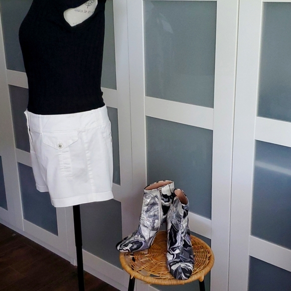 New York & company shorts like new condition - Picture 2 of 7